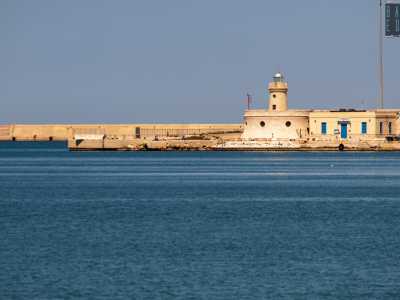 Alla fine del braccio si trova il faro, ristrutturato nel 2019, che con la sua singolare struttura bassa e circolare risplende alla luce del sole
